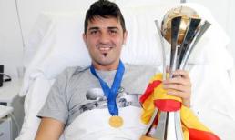 David Villa ăn mừng Cup vàng trên giường bệnh