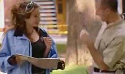 Video clip hài: Cô gái 3 tay bày trò lạ 