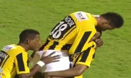 Màn ăn mừng quá khích: Hôn mông 