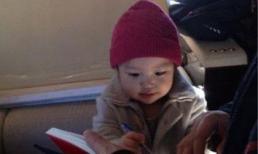 Hơn 1 tuổi, con gái Triệu Vy muốn... học viết