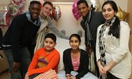 'Sao' MU thân mật với các bệnh nhân nhí