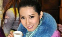 Áo khoác kín mít, vẻ đẹp Thúy Ngân vẫn bừng sáng