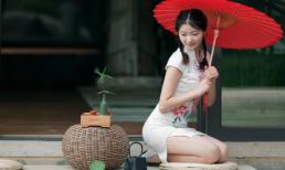 Thiếu nữ tạo dáng cùng ô đỏ