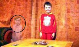 "Rùng mình" với những bức ảnh có bóng người ma quái!