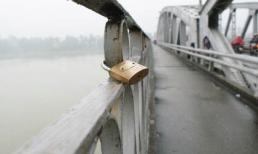 Những "chứng nhân tình yêu" kỳ quái nơi thành cầu