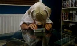 'Đầu chó mình người' dùng bữa