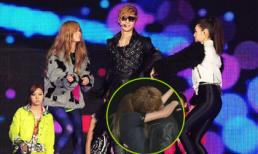 SBS Gayo Daejun 2011: Kim Hyun Joong diễn màn "môi kề môi' với Kahi (After School)