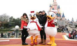 Nhà Aguero tạo dáng “pose” hình tại Disneyland 