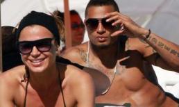 Sao Milan cùng người đẹp "ghi bàn" trên biển 