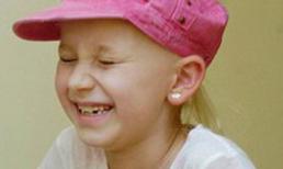 Bé gái cười liên tục suốt gần 1 tháng