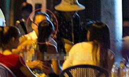 Đoan Trang hôn bạn trai trên vỉa hè, trước mặt Hà Anh Tuấn