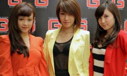 Hot girl Emily mặc áo ren trong suốt