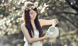 Thiếu nữ đẹp thánh thiện bên dòng suối