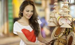 Diễm Hương rạng rỡ dạo phố Thủ đô