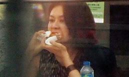 Quan Chi Lâm ăn nhồm nhoàm ở sân bay