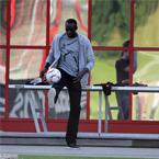 Usain Bolt: Bỏ điền kinh, theo bóng đá?