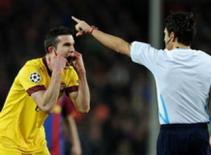 Thầy trò Wenger có thể dính án phạt vì chỉ trích trọng tài