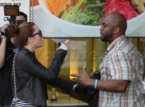 Miley Cyrus "nổi sung" với paparazzi để bảo vệ mẹ