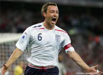 John Terry đeo băng đội trưởng trở lại: Chẳng để làm gì