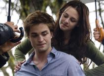 Các sao "Chạng vạng" sơ tán gấp vì lo sóng thần