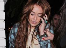 Miley Cyrus đi đứng "xiêu vẹo" vì... say xỉn