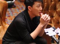 Lâm Phong diện quần tất của phụ nữ?