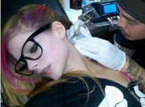 Avril Lavigne cũng "tậu" hình xăm mới