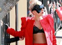 Lady Gaga gây sốc với áo ngực và giày khủng bố