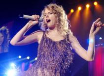 Taylor Swift lóng lánh trên sân khấu