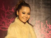 'Yêu nữ hàng hiệu' bốc lửa trong mini show