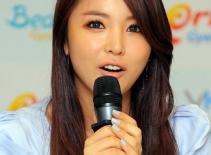 Mỹ nữ Hàn bị đồn hẹn hò với... cha ruột!