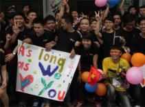 Backstreet Boys nghẹt thở trong vòng vây fan tại TPHCM