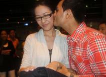 Đức Tiến cười "phớ lớ" khi đoàn tụ với vợ