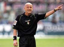 Sân cỏ và thế giới muôn màu của các trọng tài