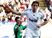 Tháng 4 bóp cổ Kền kền trắng