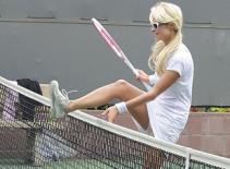 Paris Hilton chơi tennis vẫn không quên… khoe hàng 