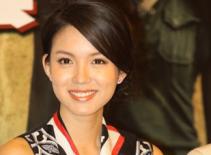 Trương Tử Lâm "lúi húi" chỉnh áo 