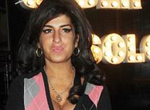 Amy Winehouse "quên"... xỏ quần khi ra đường