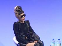 Lady Gaga bật mí cách "đối đầu" với paparazzi