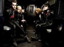 Chris Brown "bưng" cả dàn sao vào MV "cây nhà lá vườn"