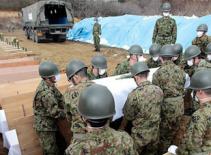 An táng tập thể nạn nhân động đất - sóng thần