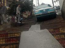 Hành khách say khướt yêu cầu xe taxi leo cầu thang