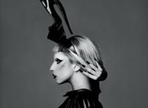 Lady Gaga đi giày... trên đầu