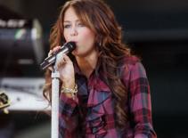 Miley bị "bôi nhọ" bằng "đồ chơi người lớn"!