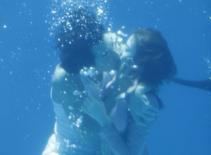 "Búp bê xứ Hàn" trở lại với màn khóa môi dưới nước