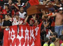 CĐV đưa quan tài có tử thi vào sân bóng đá