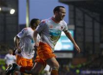 Charlie Adam phớt lờ Man United