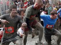 Gay cấn cuộc thi chạy bộ dưới bùn