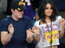 Van diện đồ sexy xem bóng rổ cùng "tình mới"