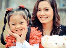 Bé gái nhà Ngọc Anh pose hình xì tin "chuyên nghiệp"